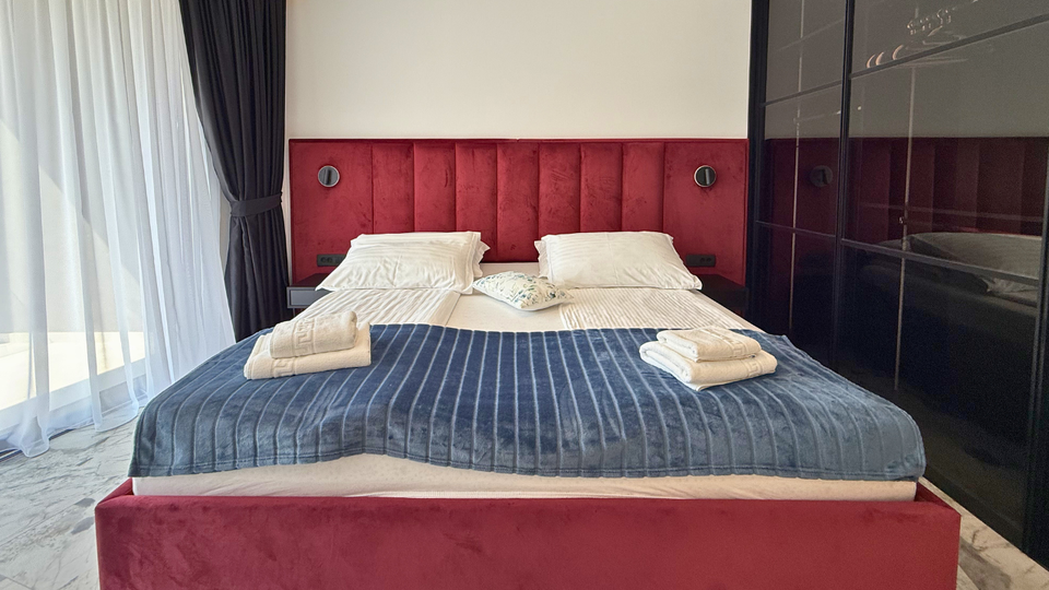 Moderna luksuzna vila v prvem vrsti ob morju &ndash; Rogoznica&excl;