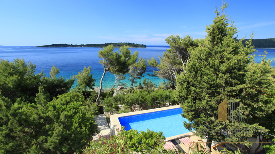 GORGEOUS VILLA IN THE NOVA BAY ON THE ISLAND OF KORČULA