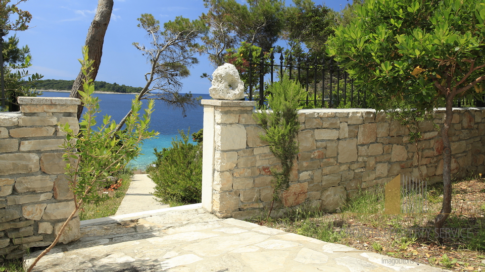 GORGEOUS VILLA IN THE NOVA BAY ON THE ISLAND OF KORČULA