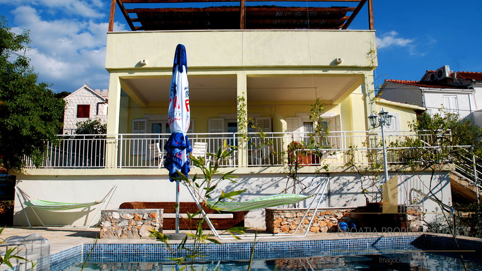 HOUSE WITH OUTDOOR POOL IN SUTIVAN, ON THE ISLAND OF BRAČ