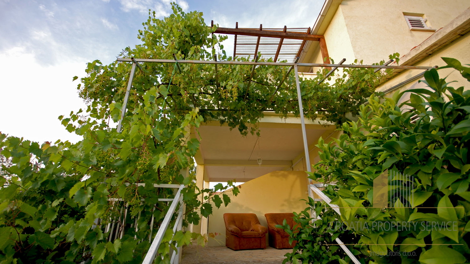 HOUSE WITH OUTDOOR POOL IN SUTIVAN, ON THE ISLAND OF BRAČ