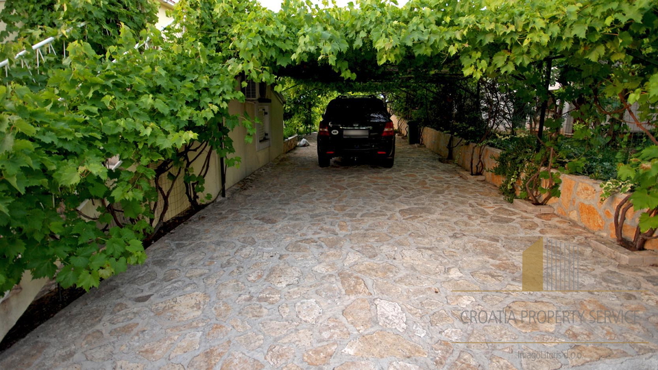 HOUSE WITH OUTDOOR POOL IN SUTIVAN, ON THE ISLAND OF BRAČ