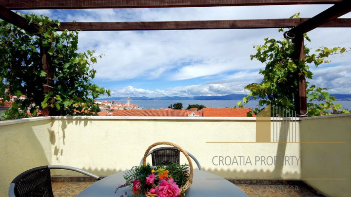 HOUSE WITH OUTDOOR POOL IN SUTIVAN, ON THE ISLAND OF BRAČ