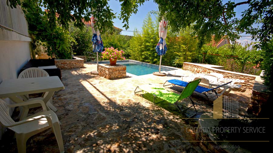 HOUSE WITH OUTDOOR POOL IN SUTIVAN, ON THE ISLAND OF BRAČ