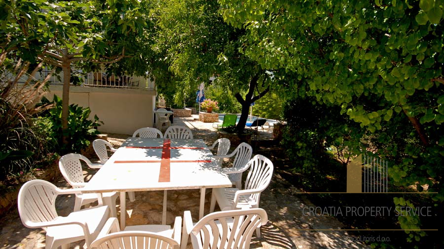 HOUSE WITH OUTDOOR POOL IN SUTIVAN, ON THE ISLAND OF BRAČ