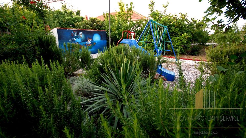 HOUSE WITH OUTDOOR POOL IN SUTIVAN, ON THE ISLAND OF BRAČ