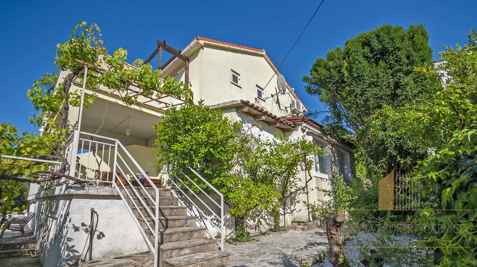 HOUSE WITH OUTDOOR POOL IN SUTIVAN, ON THE ISLAND OF BRAČ