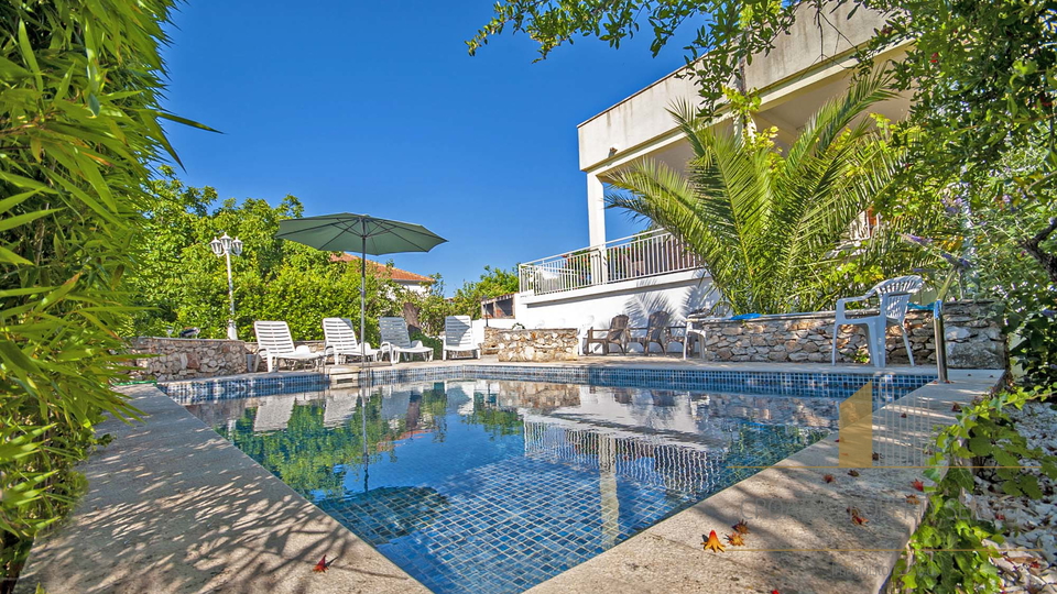 HOUSE WITH OUTDOOR POOL IN SUTIVAN, ON THE ISLAND OF BRAČ