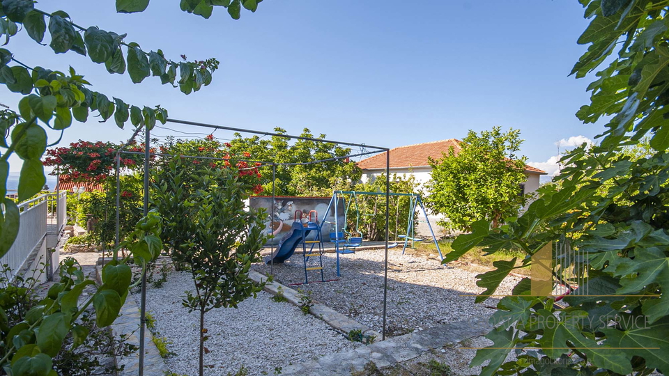 HOUSE WITH OUTDOOR POOL IN SUTIVAN, ON THE ISLAND OF BRAČ