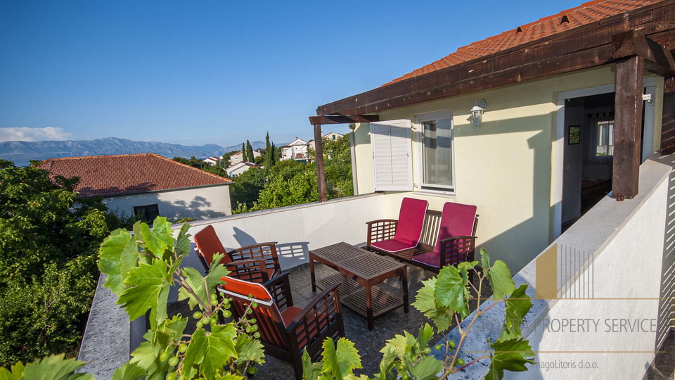 HOUSE WITH OUTDOOR POOL IN SUTIVAN, ON THE ISLAND OF BRAČ