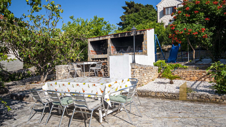 HOUSE WITH OUTDOOR POOL IN SUTIVAN, ON THE ISLAND OF BRAČ