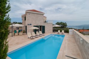 VILLA IN STILE DALMATA, CON PISCINA, A ŠKRIPU SULL'ISOLA DI BRAČ