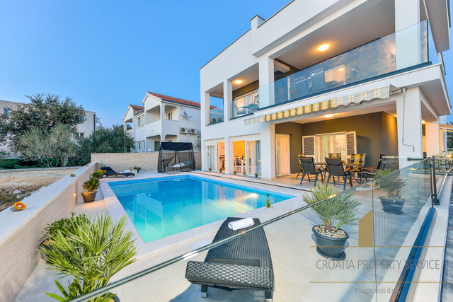 LUXURY VILLA WITH POOL, 20 METERS FROM THE SEA, IN ZATON