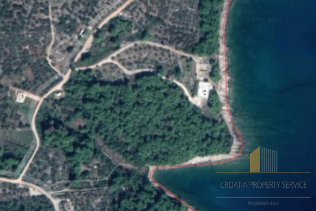 Villa unica su un terreno di 11000 m2 direttamente sul mare, sull'isola di Brač