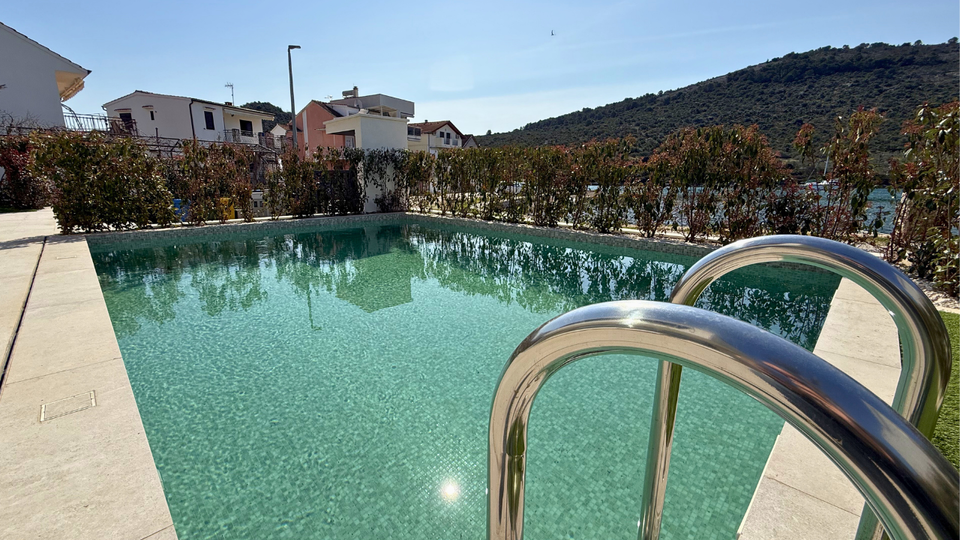 Moderna luksuzna vila v prvem vrsti ob morju &ndash; Rogoznica&excl;