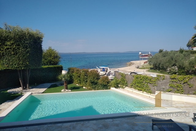 PREKRASNA, KAMENA VILA S BAZENOM, SAMO 10 METARA OD MORA