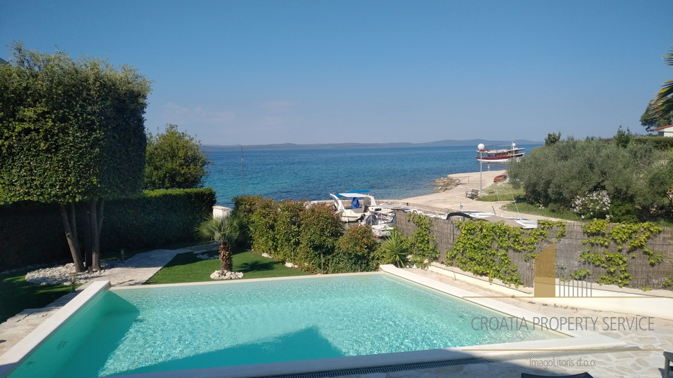 GORGEOUS STONE VILLA WITH SWIMMING POOL, 10 METERS FROM THE SEA