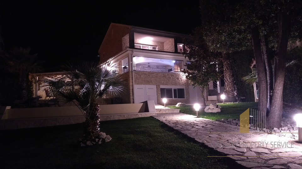 GORGEOUS STONE VILLA WITH SWIMMING POOL, 10 METERS FROM THE SEA