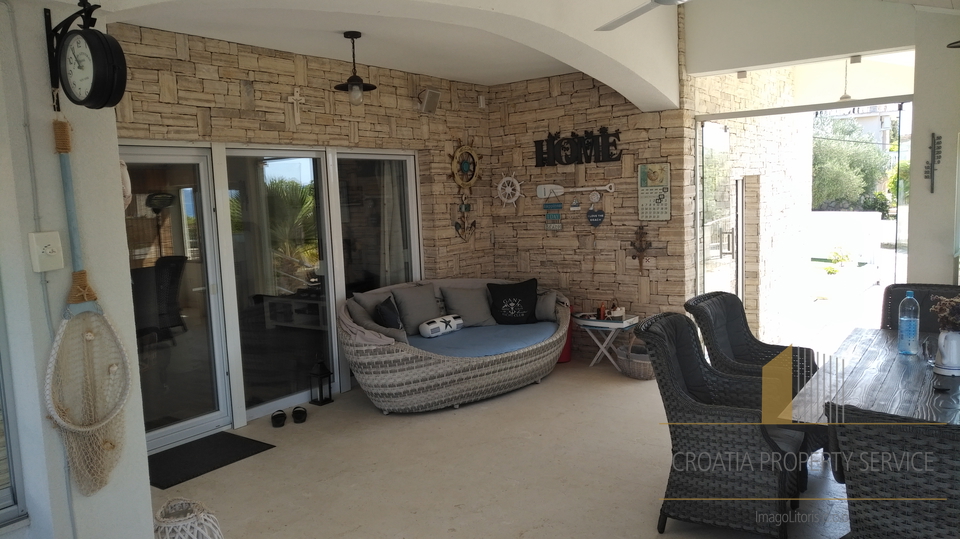 GORGEOUS STONE VILLA WITH SWIMMING POOL, 10 METERS FROM THE SEA