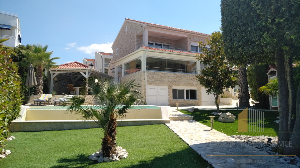 GORGEOUS STONE VILLA WITH SWIMMING POOL, 10 METERS FROM THE SEA