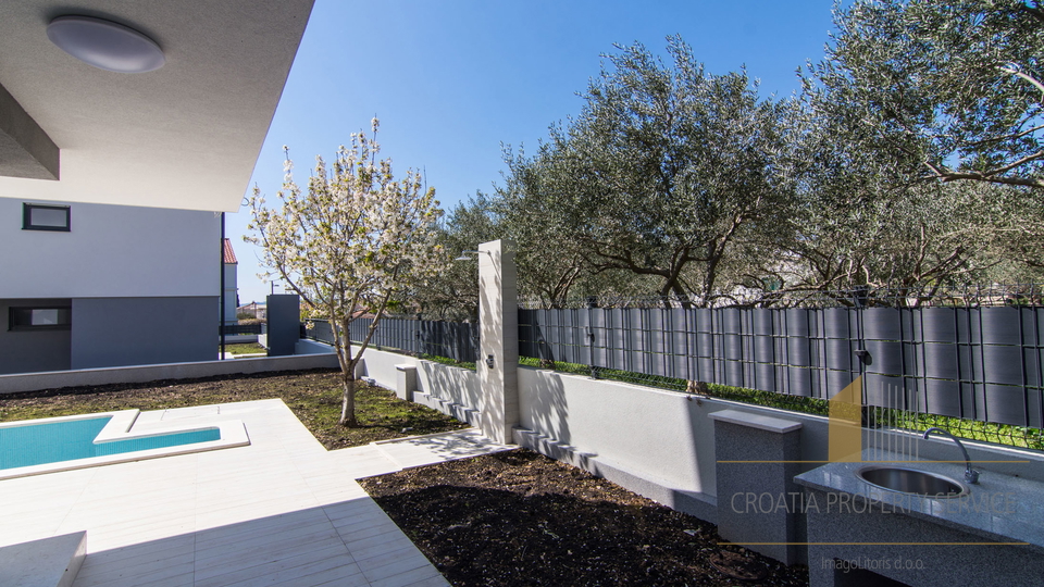 Zwei luxuri&ouml;se 5 Villen mit Swimmingpools &ndash; Ka&scaron;tel Kambelovac &vert; Hervorragende Investition mit Rendite in 8 Jahren