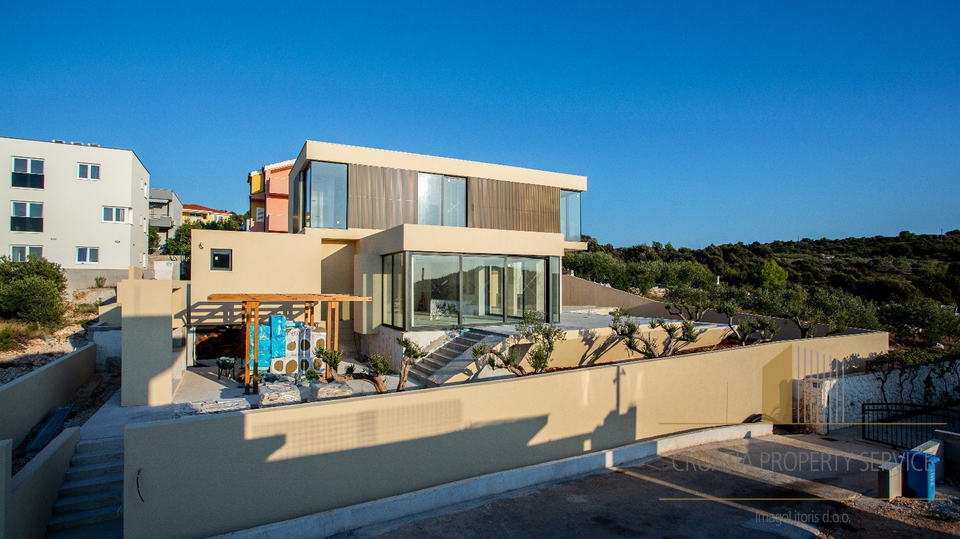Nuova villa di lusso a 170 m dal mare – Ražanj!