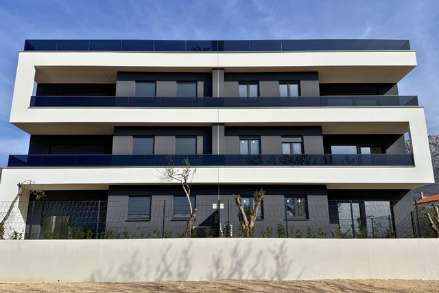 Luksuzni penthouse s krovnom terasom i spektakularnim pogledom na more u blizini Splita!