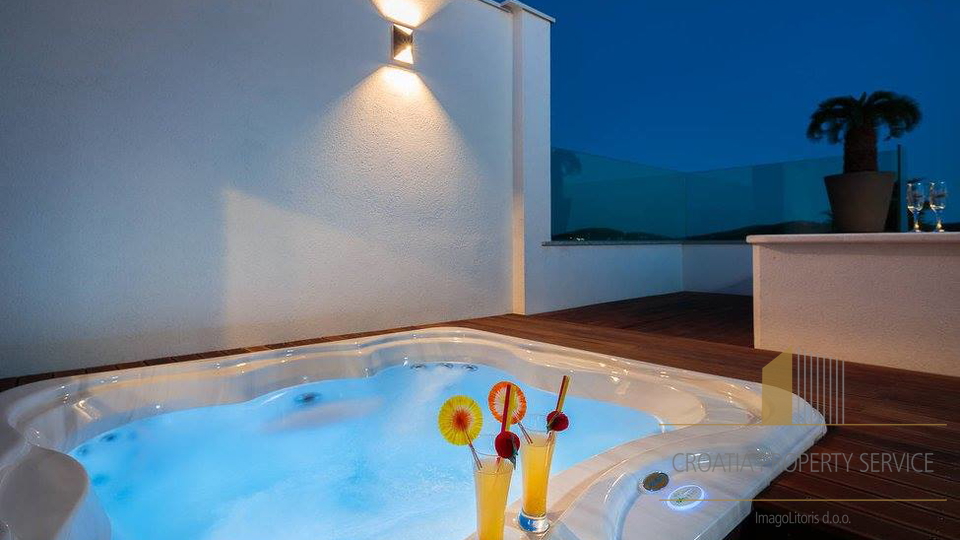 Роскошная вилла с фантастическим бассейном и открытым видом на море