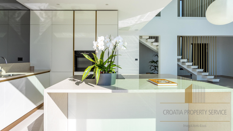 Spektakularna vila z odprtim pogledom na morje na ekskluzivni lokaciji v Primoštenu!