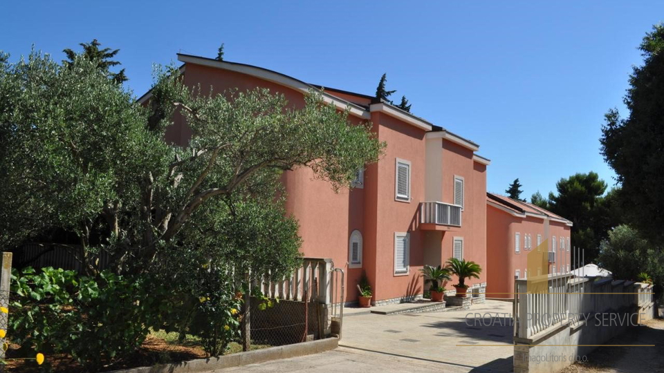 Beautiful apartment house first row to the sea – Sv. Filip i Jakov