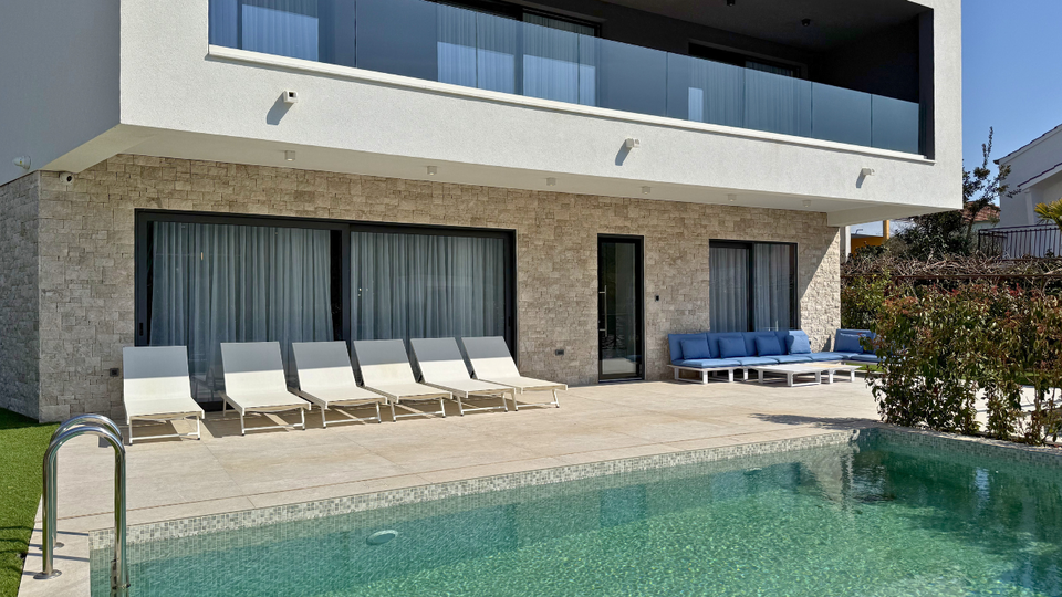 Moderna luksuzna vila v prvem vrsti ob morju &ndash; Rogoznica&excl;