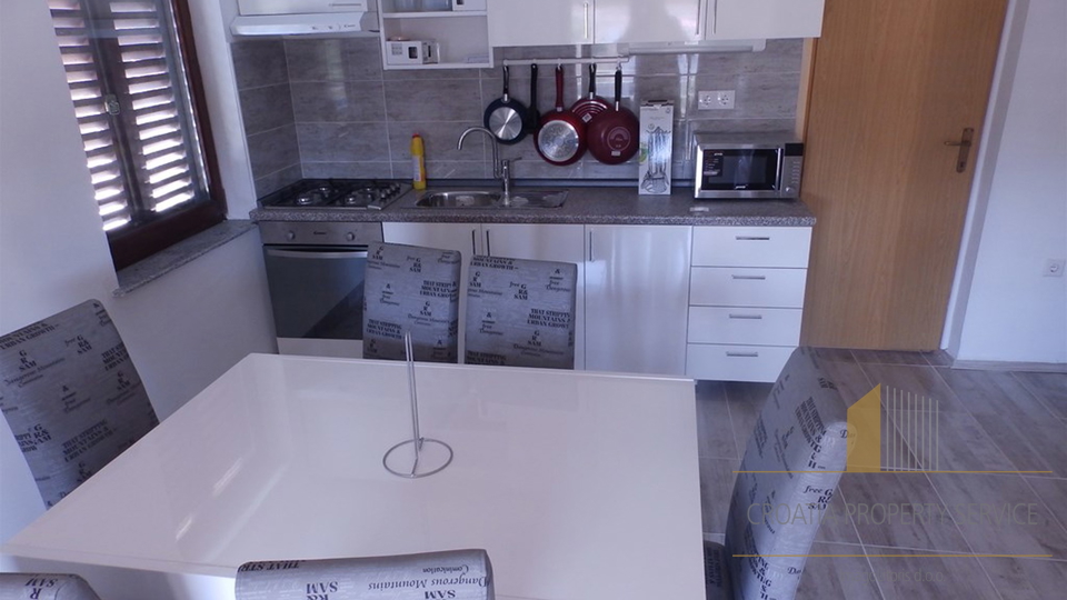 Apartmajska hiša s bazenom 650 m od morja – Zaton, Šibenik