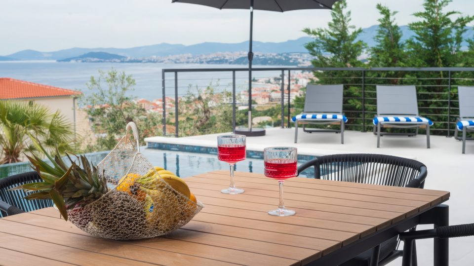 Luxury villa with panoramic sea views near Split&excl;