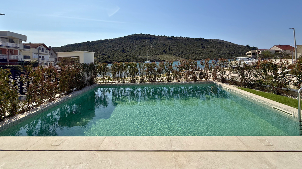 Moderna luksuzna vila v prvem vrsti ob morju &ndash; Rogoznica&excl;