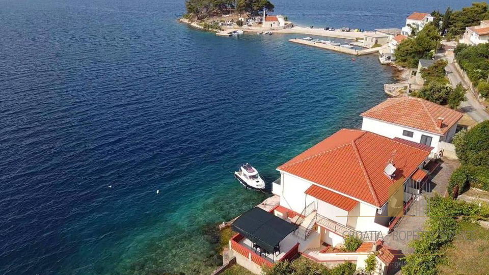 Apartmanska hi&scaron;a prvi vrsti ob pla&zcaron;i - Savar Dugi otok&excl;