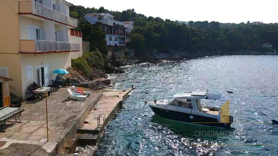 Apartmanska hi&scaron;a prvi vrsti ob pla&zcaron;i - Savar Dugi otok&excl;