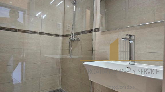 Apartmanska hi&scaron;a prvi vrsti ob pla&zcaron;i - Savar Dugi otok&excl;