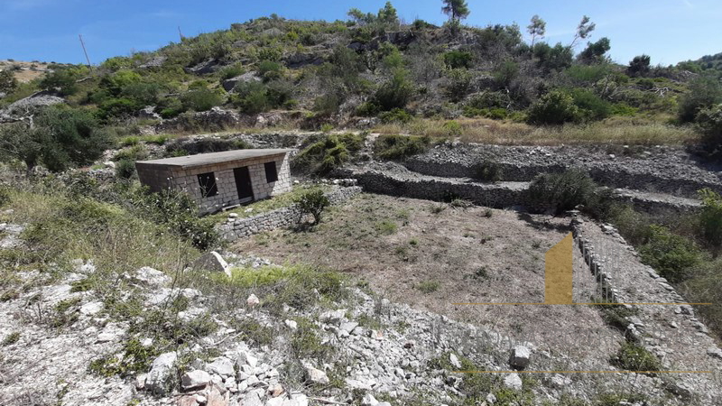 Brač – Sutivan, poljoprivredno zemljište s legaliziranom kućicom, drugi red do mora!
