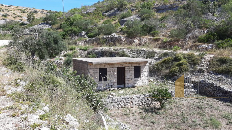 Brač – Sutivan, poljoprivredno zemljište s legaliziranom kućicom, drugi red do mora!