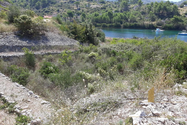Brač – Sutivan, poljoprivredno zemljište s legaliziranom kućicom, drugi red do mora!