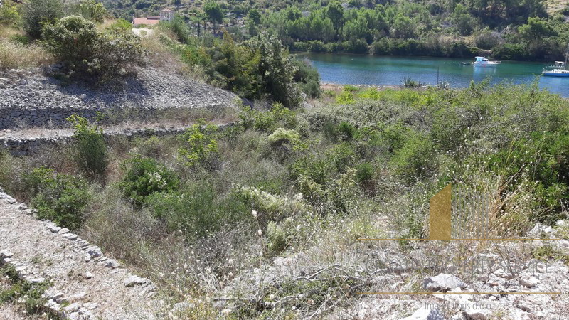Brač – Sutivan, poljoprivredno zemljište s legaliziranom kućicom, drugi red do mora!