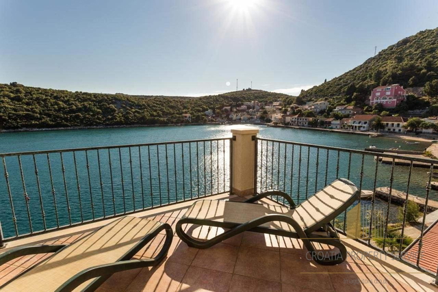 HOUSE IN THE FIRST ROW TO THE SEA WITH A FANTASTIC VIEW