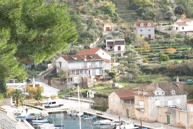 Čudovita hiša z razgledom na morje, 80 m od obale – Brač, Bobovišća!