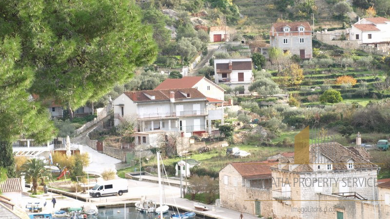 Šarmantna kuća s pogledom na more, 80 m od obale – Brač, Bobovišća!