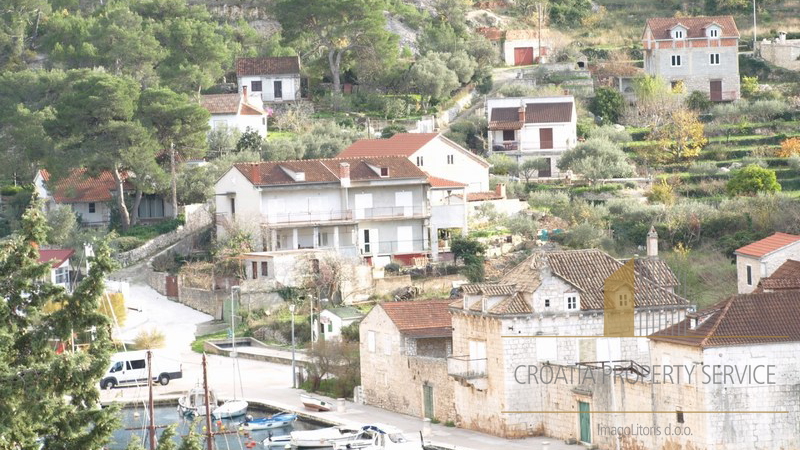 Šarmantna kuća s pogledom na more, 80 m od obale – Brač, Bobovišća!