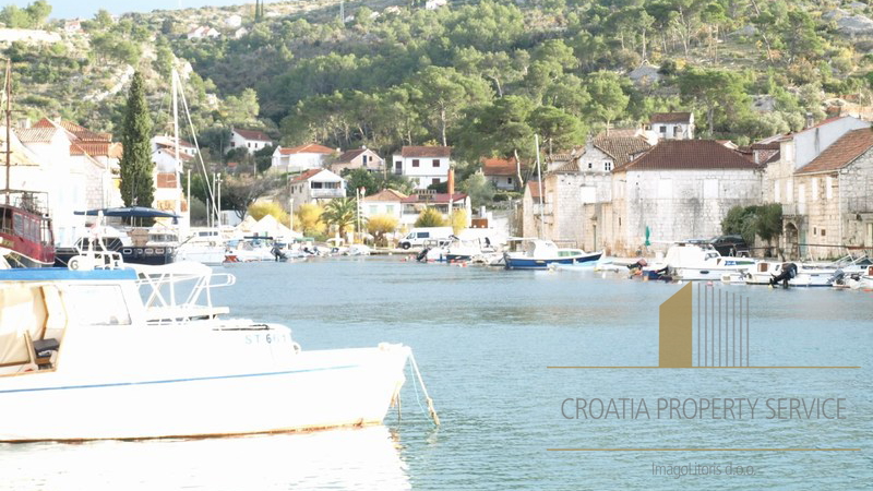 Šarmantna kuća s pogledom na more, 80 m od obale – Brač, Bobovišća!