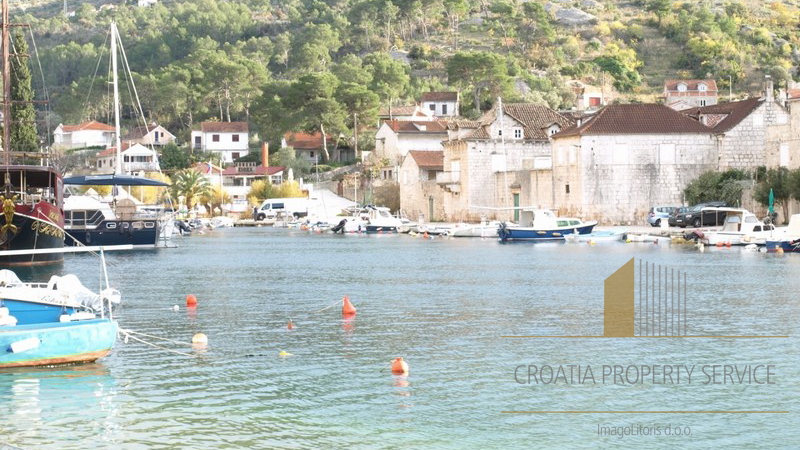 Šarmantna kuća s pogledom na more, 80 m od obale – Brač, Bobovišća!