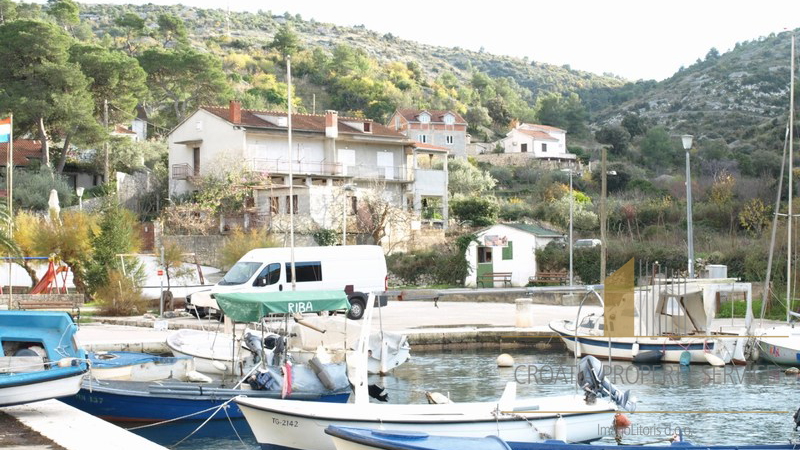 Šarmantna kuća s pogledom na more, 80 m od obale – Brač, Bobovišća!
