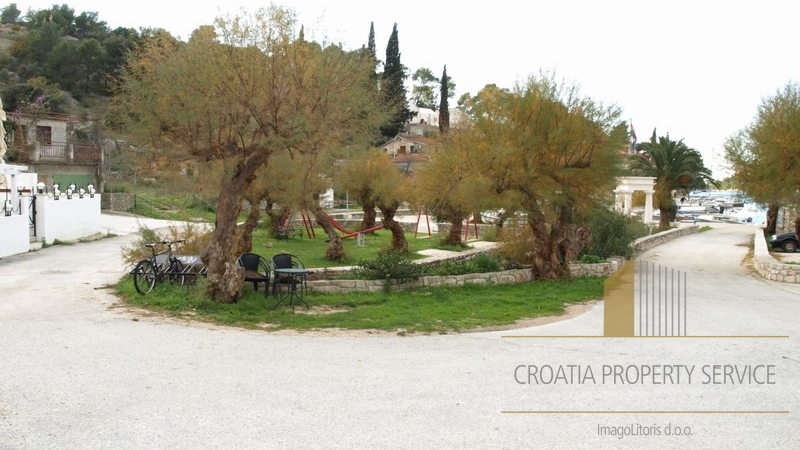 Šarmantna kuća s pogledom na more, 80 m od obale – Brač, Bobovišća!