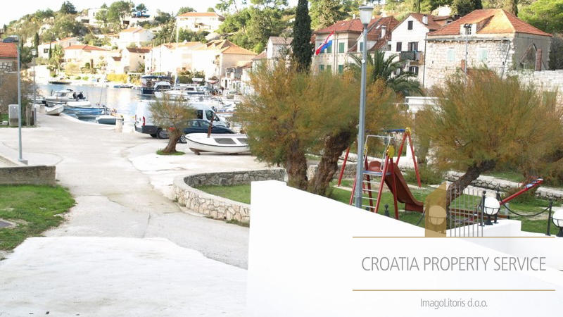 Šarmantna kuća s pogledom na more, 80 m od obale – Brač, Bobovišća!